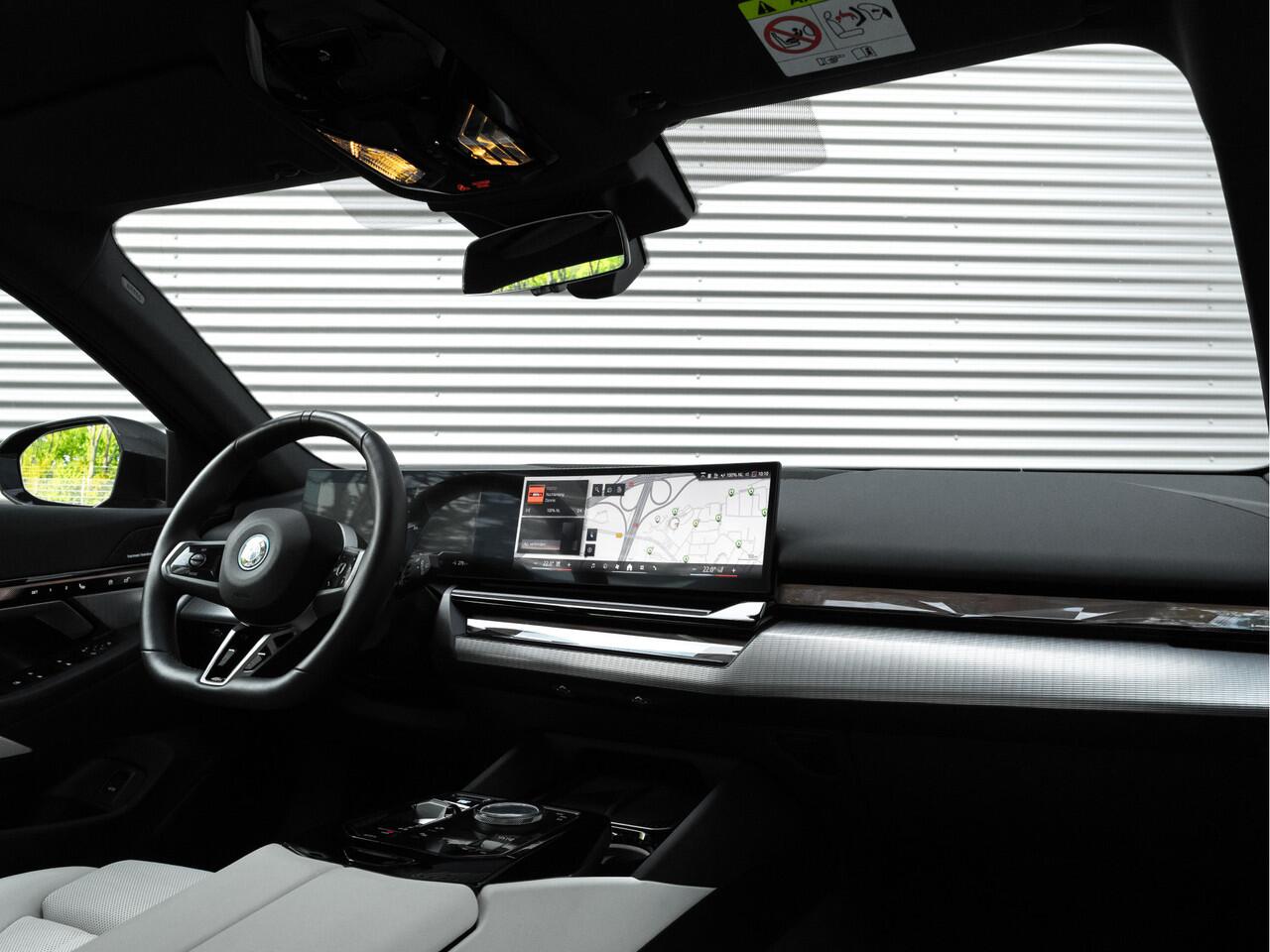 BMW i5 Touring eDrive40 M-Sport Pro - Onderstel Prof - Pano - Trekhaak - Driving Ass Prof