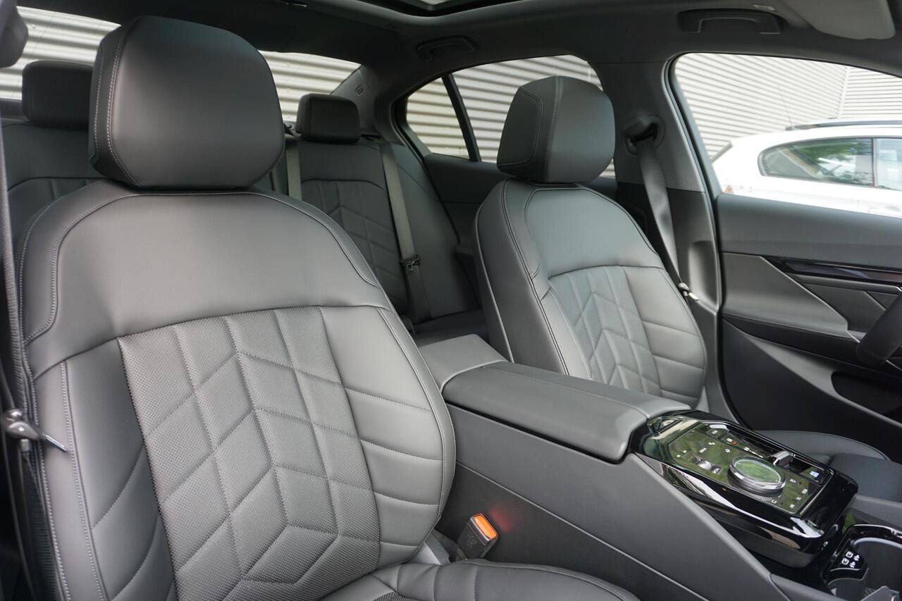 BMW i5 Sedan eDrive40 Travel Pack | Comfort Pack | Glazen panoramadak | Driving Assistant Plus | Harman-Kardon sound system