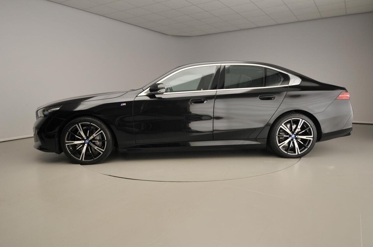 BMW i5 Sedan eDrive40 | M-Sportpakket | LED | Leder | HUD | Schuifdak | Trekhaak | Comfortzetels | Active cruise | DAB | Harman-kardon sound | Alu 20 inch