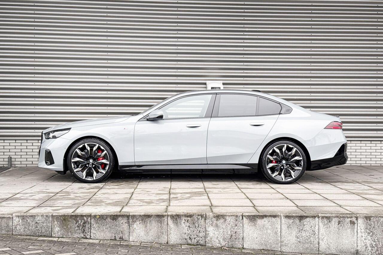 BMW i5 Sedan eDrive40 M Sport Edition | M Sport Pro | Innovation Pack | Travel Pack | Comfort Pack | Showroomvoordeel | ElectricDeals