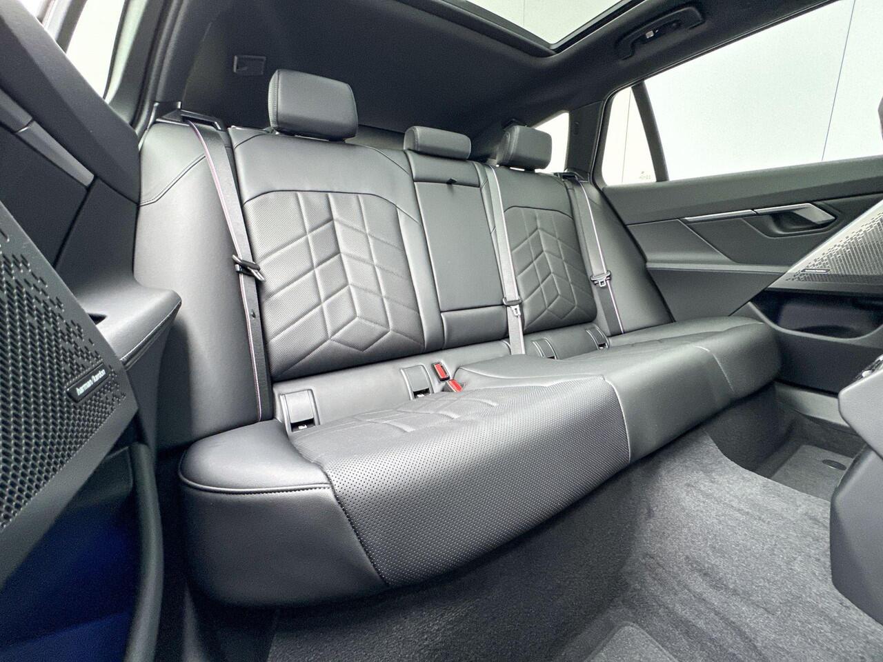 BMW i5 Touring eDrive40 M Sport Pro Glazen Dak / Harman Kardon / Comfortstoelen / Stoelventilatie / Iconic Glow / Getinte ramen / 20 Inch / Selections