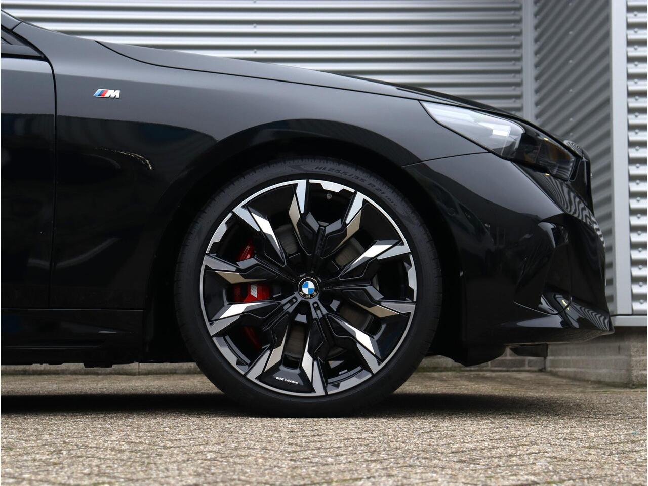 BMW i5 Touring M60 xDrive M Sportpakket Pro | Innovation Pack | Travel Pack | Iconic Glow