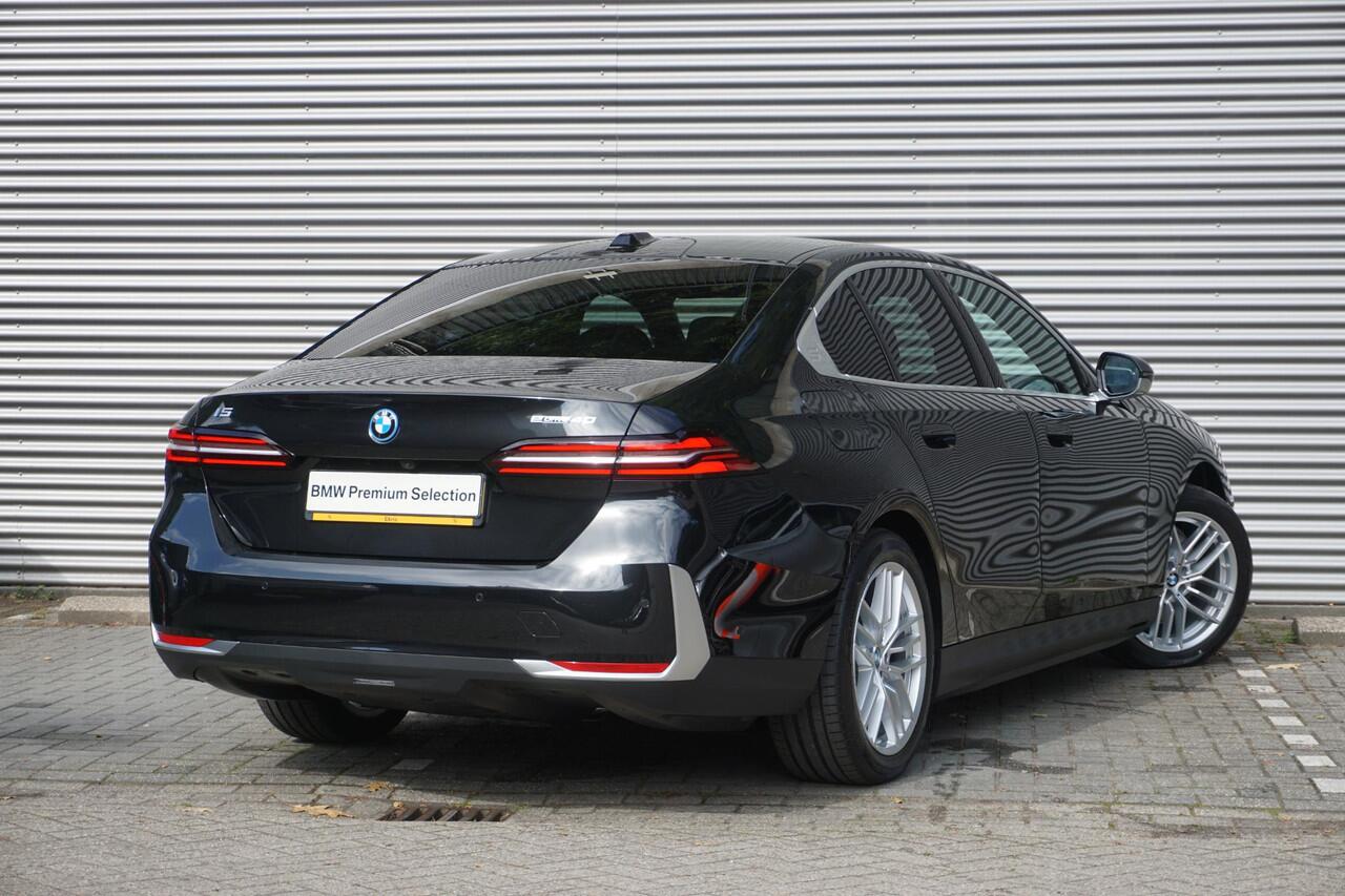 BMW i5 Sedan eDrive40 Travel Pack | Comfort Pack | Glazen panoramadak | Driving Assistant Plus | Harman-Kardon sound system