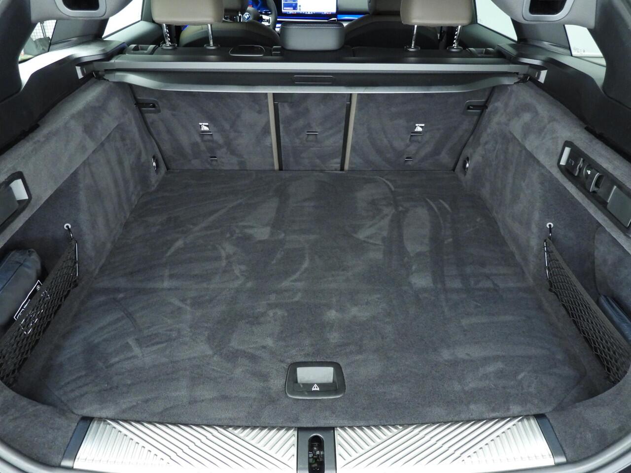 BMW i5 Touring eDrive40 | M-Sportpakket | LED | Leder | Navigatie | Active cruise | Trekhaak | Sportstoelen | DAB | Alu 20 inch