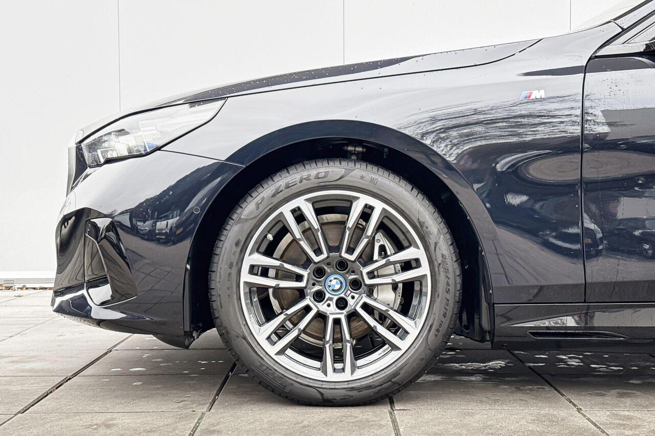 BMW i5 Sedan eDrive40 M Sport Edition / Stoelventilatie / Trekhaak Zwenkbaar / Elektrisch verstelbare stoelen / Stoelverwarming voor en achter / Comfort Acces / Harman Kardon / Selections