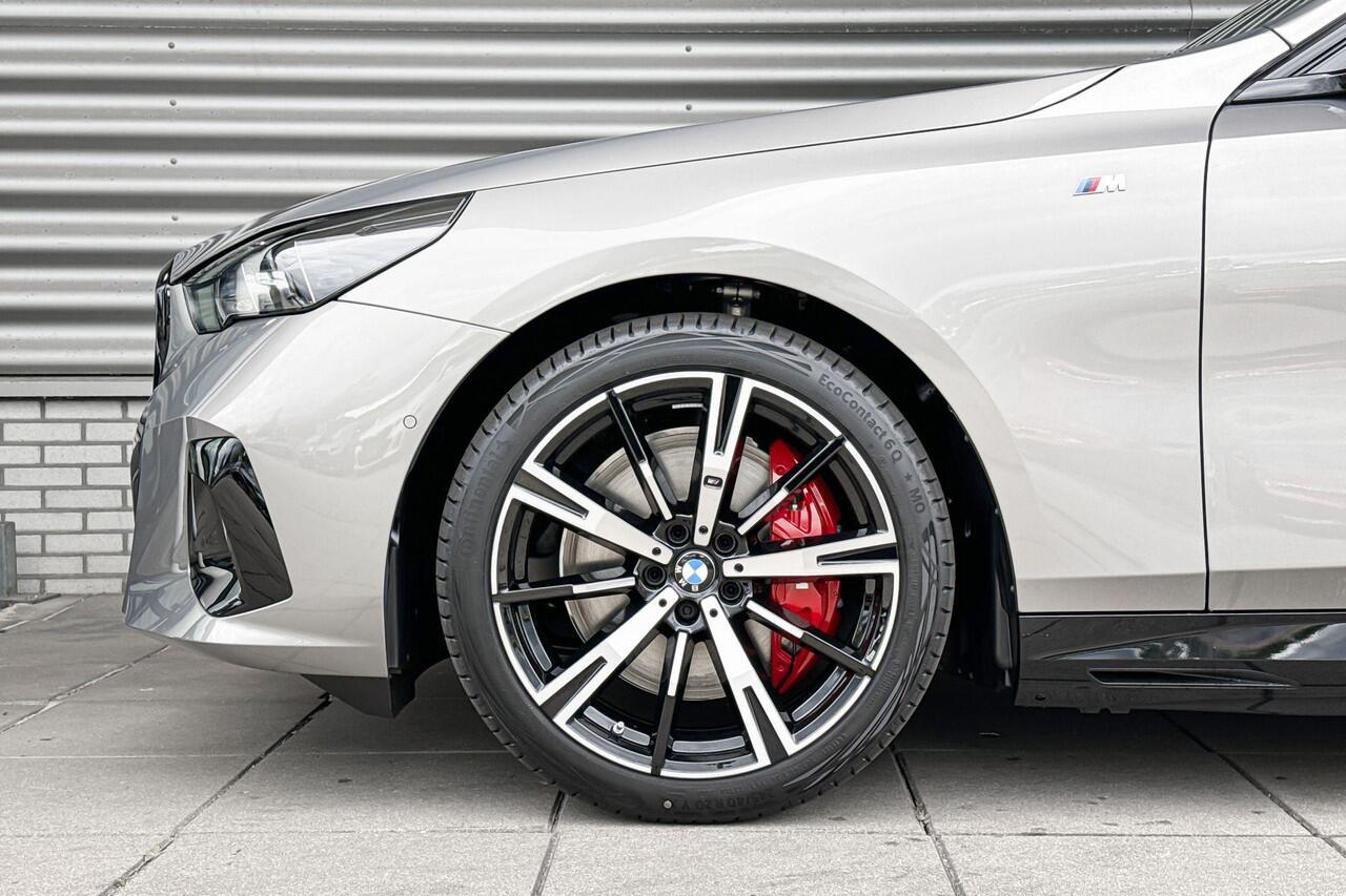 BMW i5 Touring eDrive40 M Sportpakket Pro / Innovation Pack / Travel Pack / Driving Assistant Professional