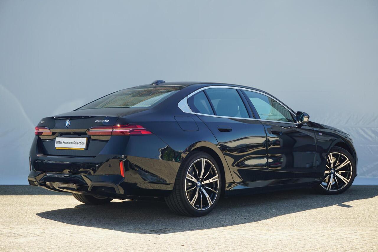 BMW i5 Sedan eDrive40 M Sportpakket 20'' / Panoramadak / Harman Kardon / Stoelventilatie / Trekhaak / Ekris Selection