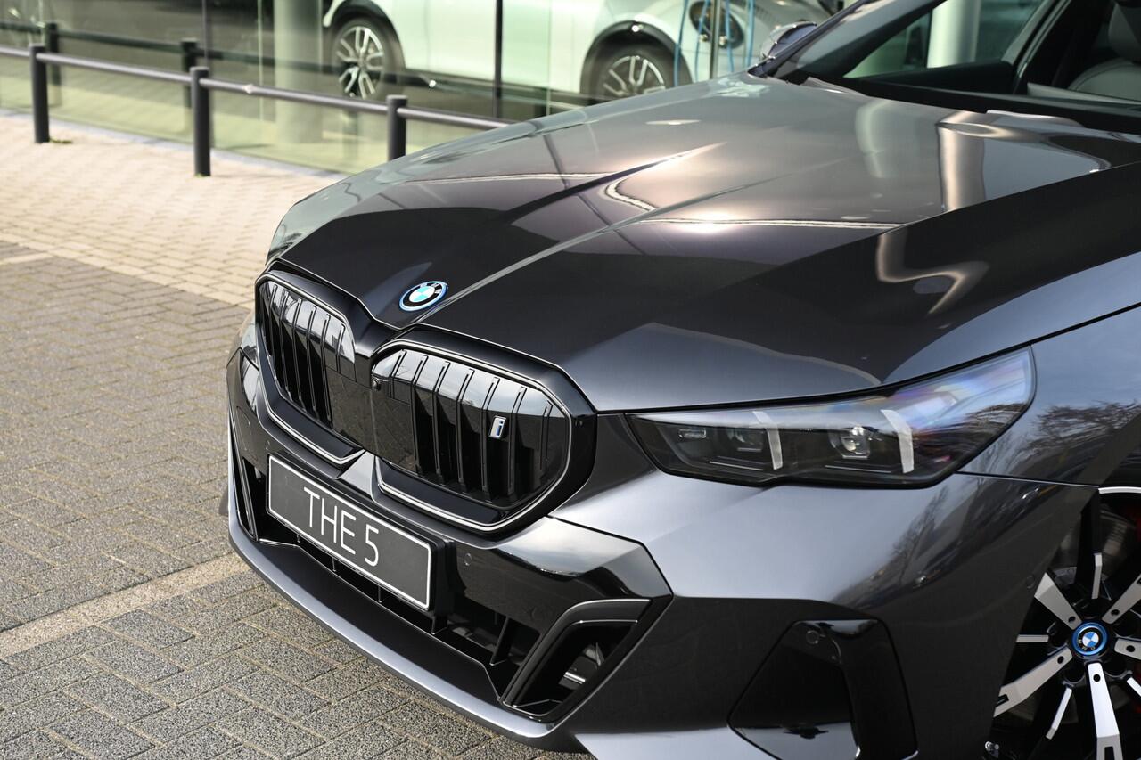 BMW i5 eDrive40 M Sport / Panoramadak / Trekhaak / Bowers & Wilkins / Stoelventilatie / Adaptieve LED / Parking Assistant Plus / Comfort Access