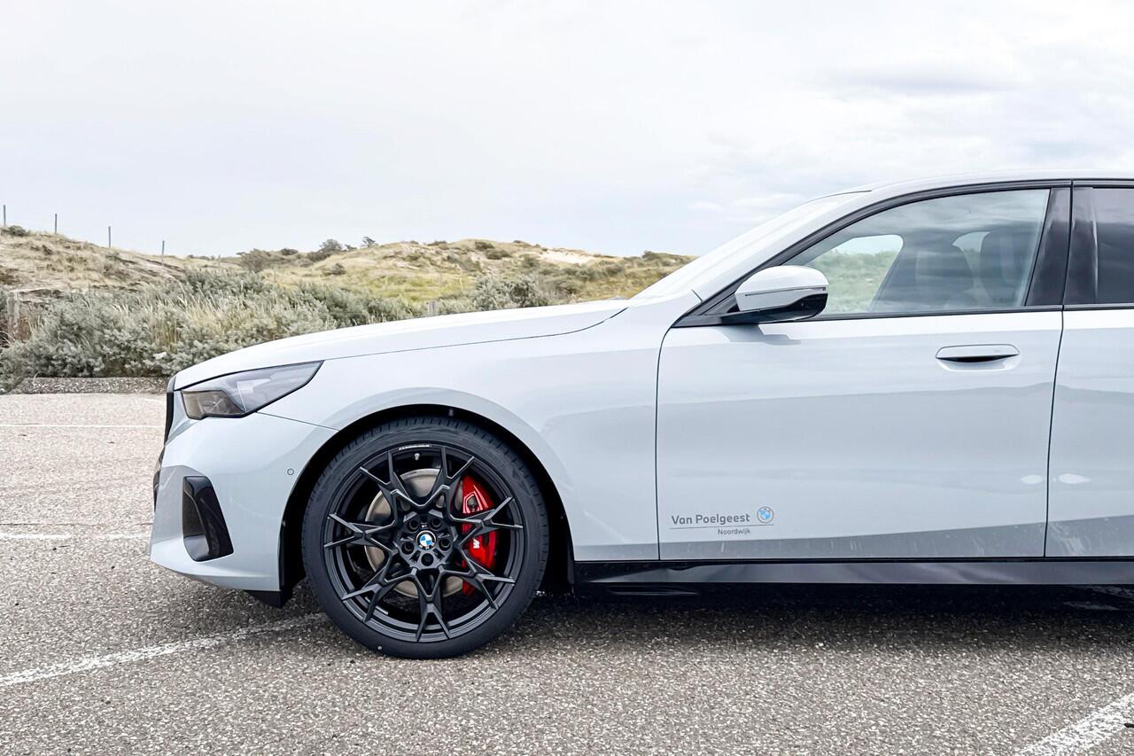 BMW i5 Sedan eDrive40 M Sport Edition | M Sport | Glazen Panoramadak | Head-up Display | Stoelventilatie | M Performance wielen