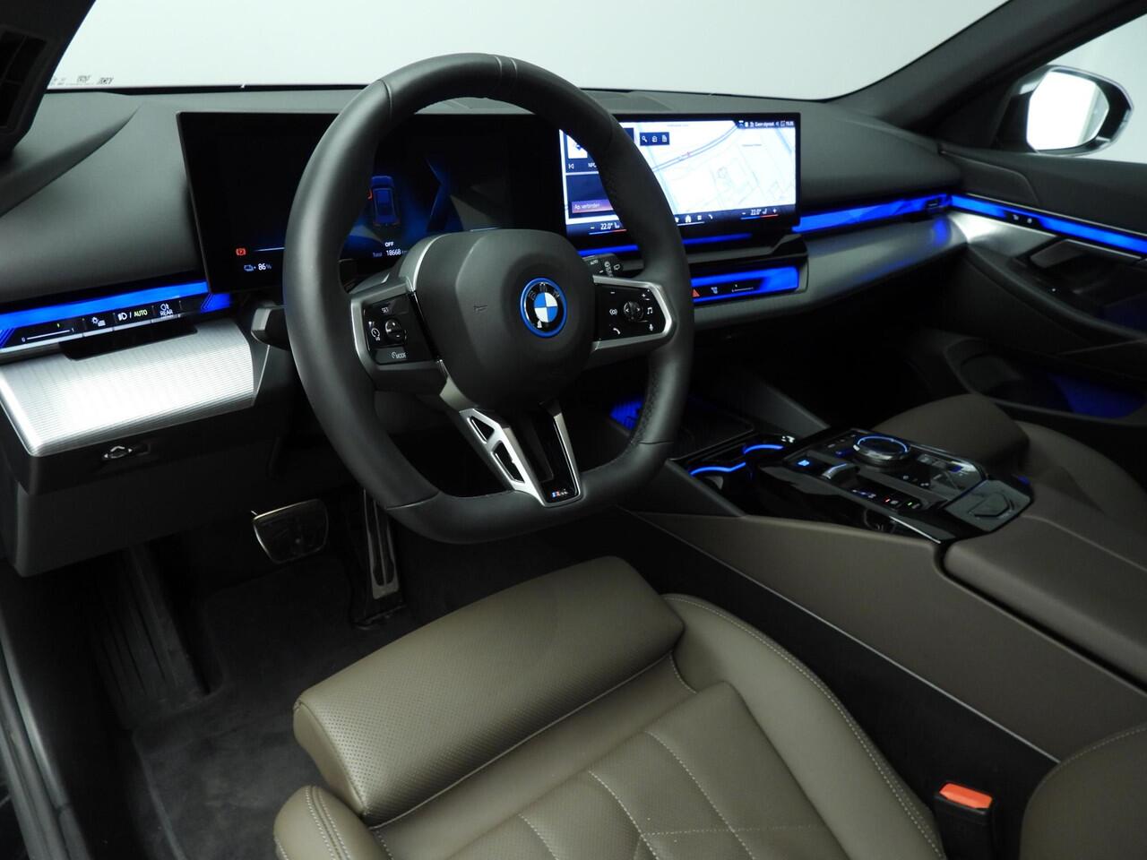 BMW i5 Touring eDrive40 | M-Sportpakket | LED | Leder | Navigatie | Active cruise | Trekhaak | Sportstoelen | DAB | Alu 20 inch