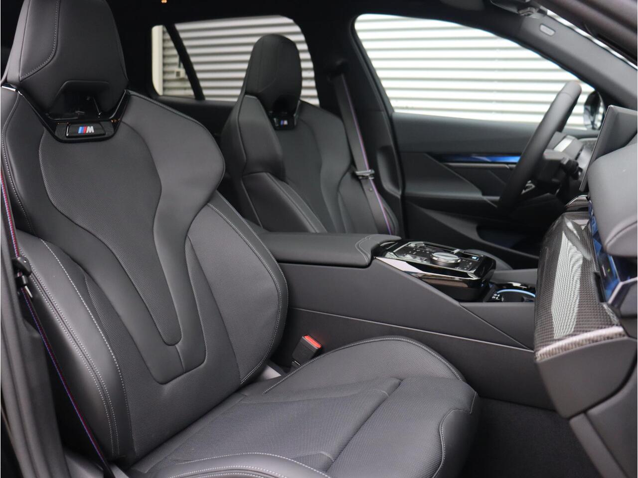 BMW i5 Touring M60 xDrive M Sportpakket Pro | Innovation Pack | Travel Pack | Iconic Glow