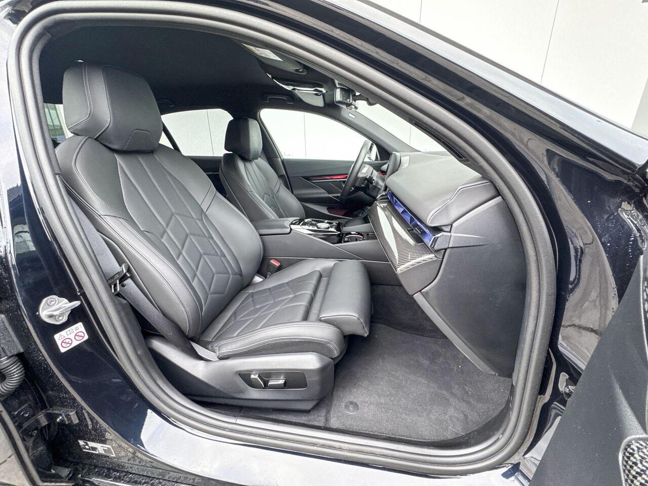 BMW i5 Sedan eDrive40 M Sport Edition / Stoelventilatie / Trekhaak Zwenkbaar / Elektrisch verstelbare stoelen / Stoelverwarming voor en achter / Comfort Acces / Harman Kardon / Selections
