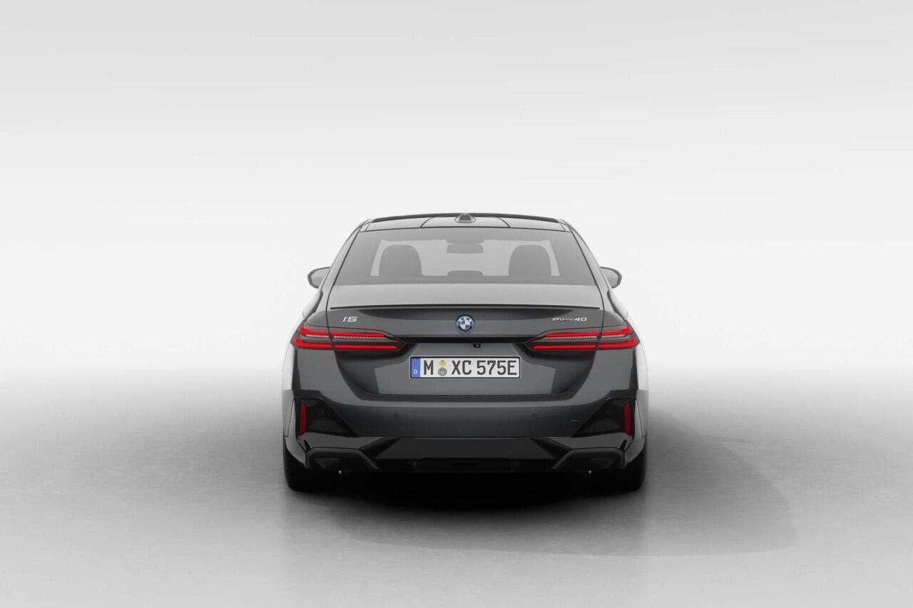 BMW i5 Sedan eDrive40 M Sport Edition M Sport Pro | Travel Pack | Comfort Pack | Showroomvoordeel