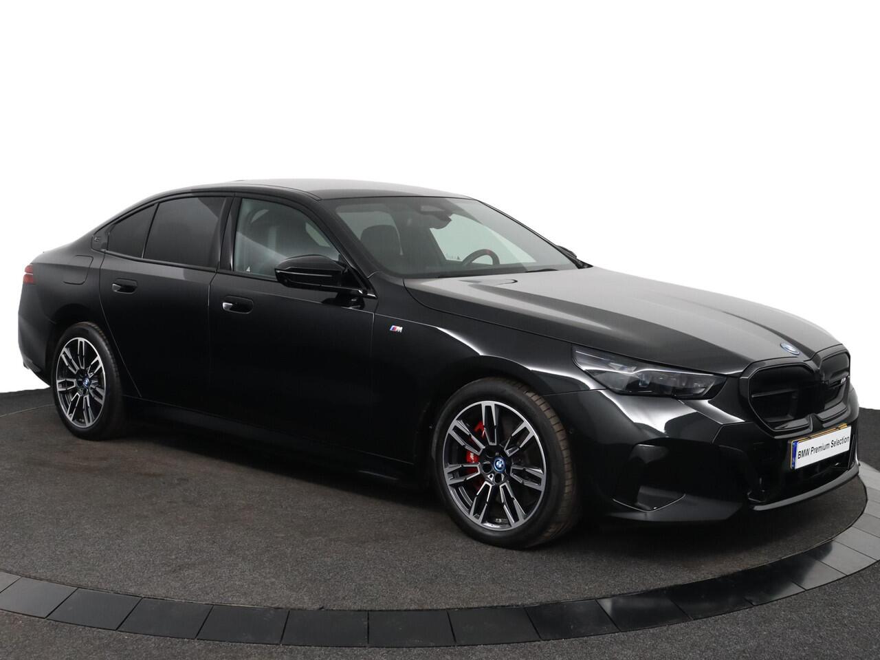 BMW i5 M60 xDrive 84 kWh M Sportpakket Pro | Stoelventilatie | Comfort Access | Trekhaak | Iconic Glow | Innovation Pack | Harman-Kardon