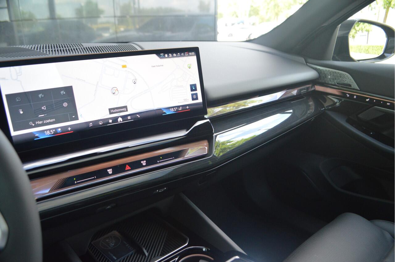 BMW i5 eDrive40 M Sport / Panoramadak / Trekhaak / Stoelventilatie / Adaptieve LED / Comfort Access / Parking Assistant Plus / Stuurverwarming