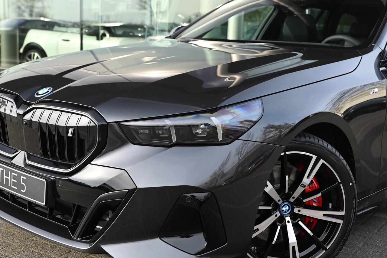 BMW i5 eDrive40 M Sport / Panoramadak / Trekhaak / Bowers & Wilkins / Stoelventilatie / Adaptieve LED / Parking Assistant Plus / Comfort Access