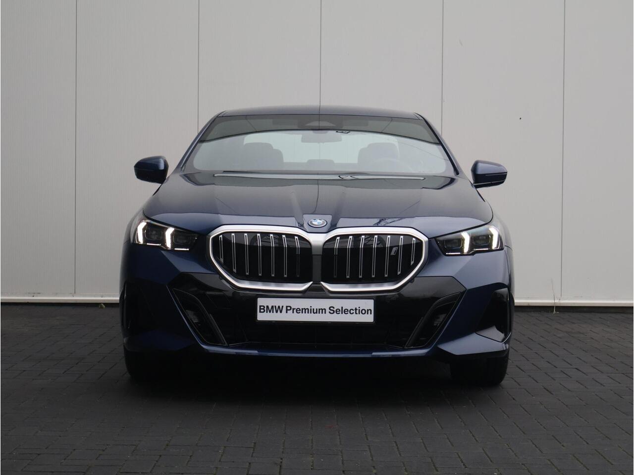 BMW i5 eDrive40 M Sport Edition 84 kWh M Sportpakket/ Achteruitrijcamera/ Stoelventilatie/ Harman-Kardon/ Driving Assistant Plus/ Elektrisch verstelbare stoelen/ Stoelverwarming