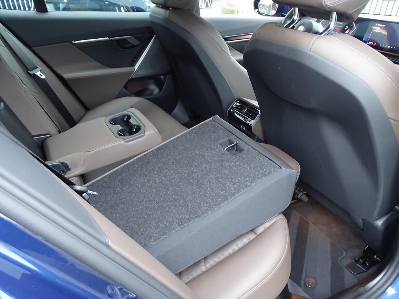 BMW i5 eDrive40 M Sport Edition Elek.Trekhaak Driv.Ass.Plus Park.hulp Ada.Led Nav. 19''LM Velgen