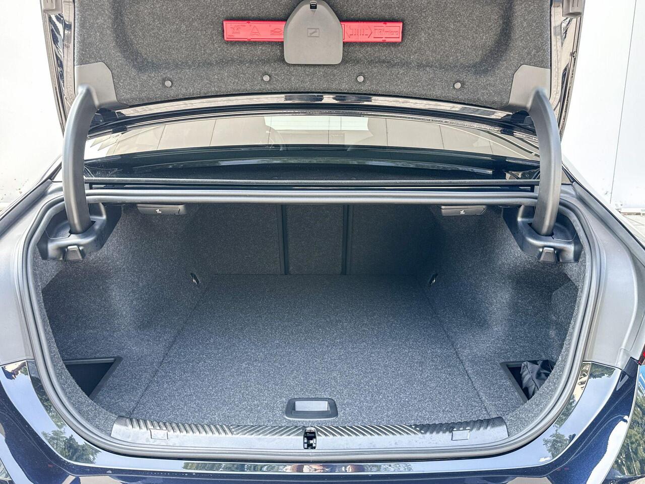 BMW i5 Sedan eDrive40 M Sport Edition M-Sport Pro / Glazendak / 20inch / Stoelverwarming / Adaptieve Led / Driving Assistant Plus