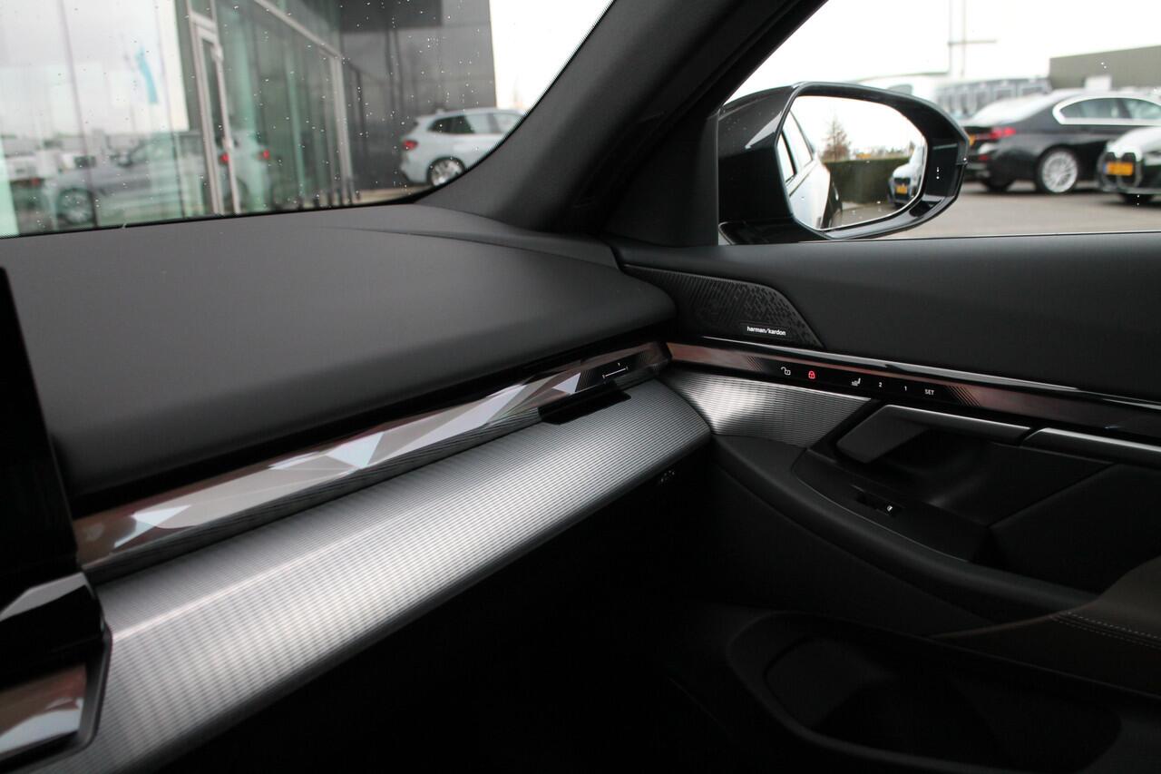 BMW i5 eDrive40 M Sport Automaat / Panoramadak / Trekhaak / Adaptieve LED / Parking Assistant Professional / Stoelventilatie / Comfort Access