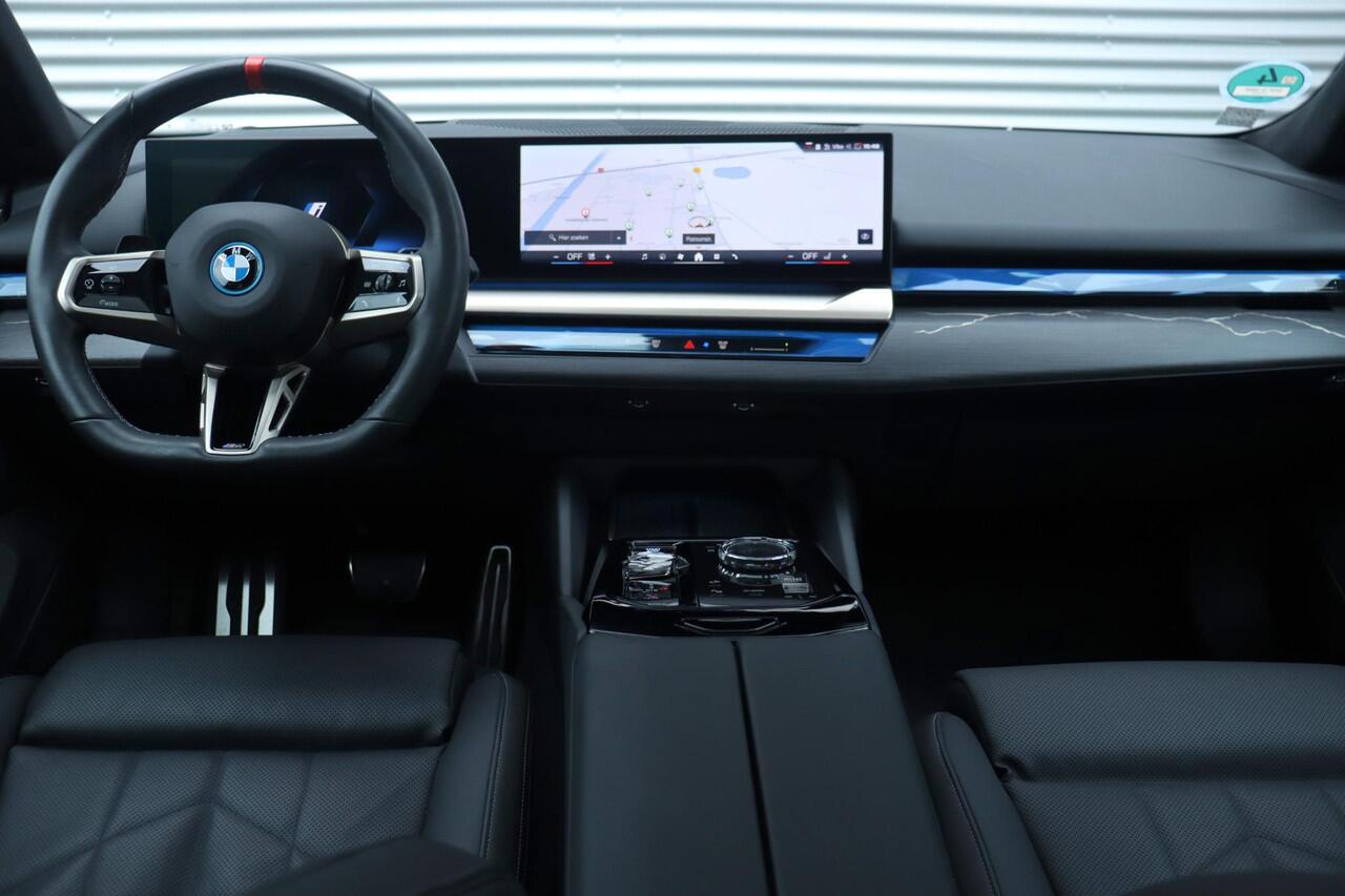 BMW i5 Touring M60 xDrive | M Sportpakket Pro | Trekhaak | Panodak | Driving Assistant Prof. | Parking Assistant Prof. | Bowers & Wilkins Surround Sound | Stoelventilatie | Comfort Pack | Glasapplicatie | Iconic Glow | 21''LMV