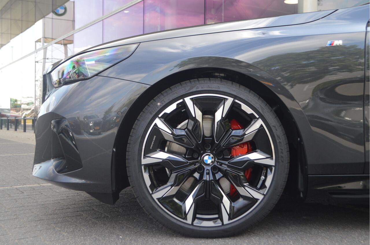 BMW i5 eDrive40 M Sport / Panoramadak / Trekhaak / Stoelventilatie / Adaptieve LED / Comfort Access / Parking Assistant Plus / Stuurverwarming