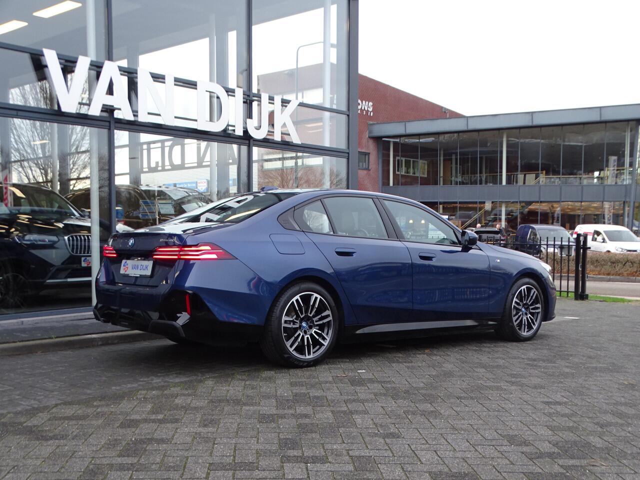 BMW i5 eDrive40 M Sport Edition Elek.Trekhaak Driv.Ass.Plus Park.hulp Ada.Led Nav. 19''LM Velgen