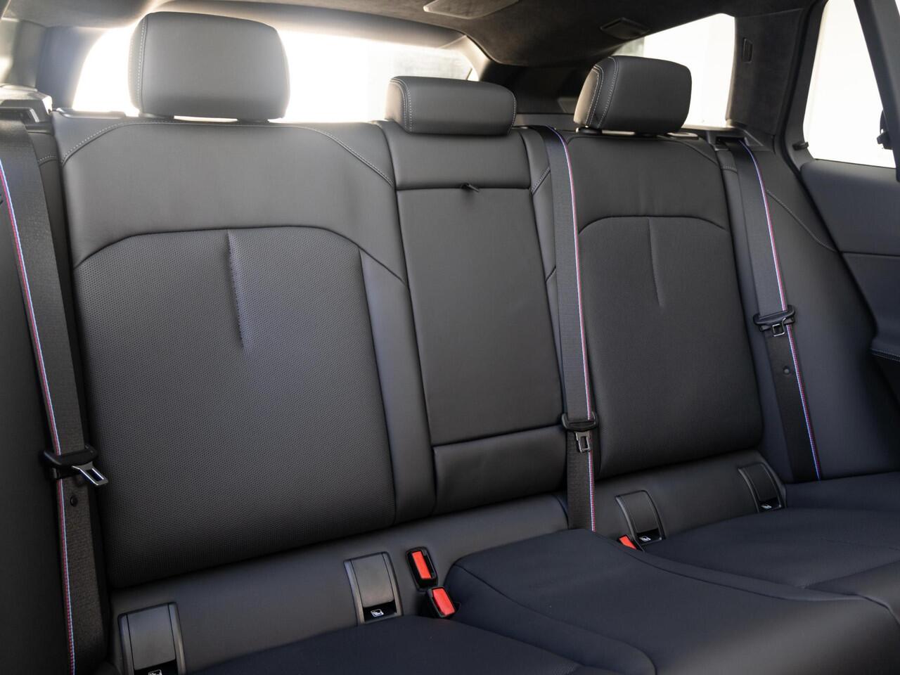 BMW i5 Touring eDrive40 | M Sportpakket Pro | Innovation Pack | Bowers & Wilkins | Verwarmd Stuurwiel | Comfort Access | Panoramadak | Stoelventilatie | Trekhaak