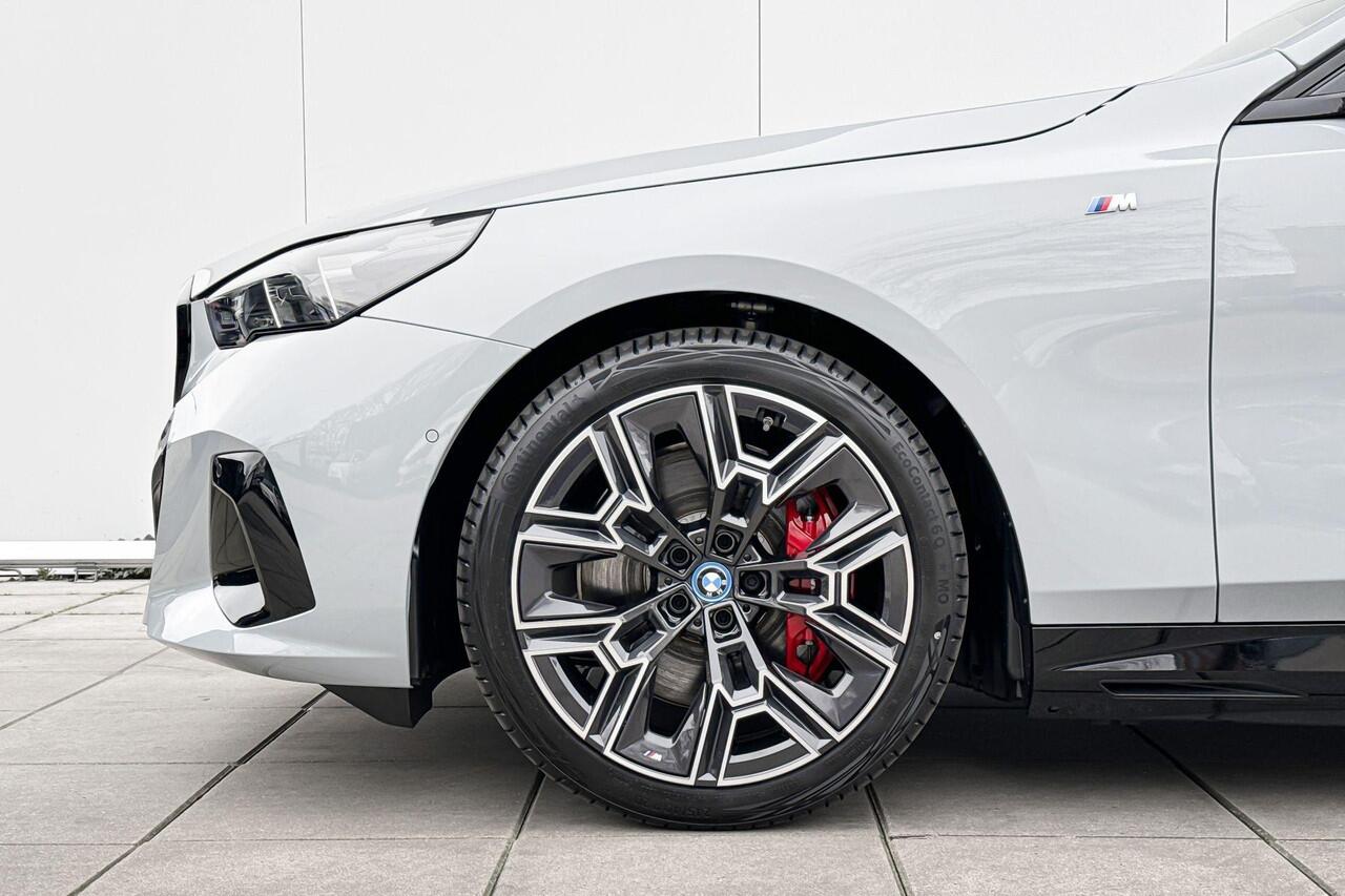 BMW i5 Touring eDrive40 M Sport Pro Glazen Dak / Harman Kardon / Comfortstoelen / Stoelventilatie / Iconic Glow / Getinte ramen / 20 Inch / Selections