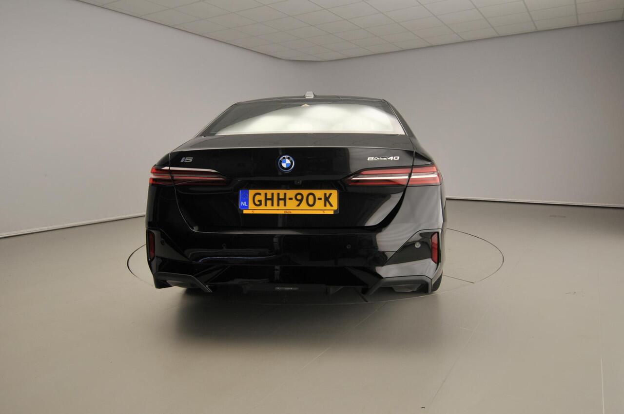 BMW i5 Sedan eDrive40 84 kWh | M-Sportpakket | LED | HUD | Panoramadak | Trekhaak | Active cruise | DAB | Harman-kardon sound | Alu 20 inch