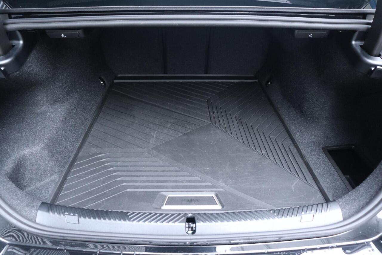 BMW i5 eDrive40 | M Sportpakket Pro | Comfort Pack | Driving Assistant Plus | Bowers & Wilkins | Iconic Glow | 20'' LMV | Ekris Selection