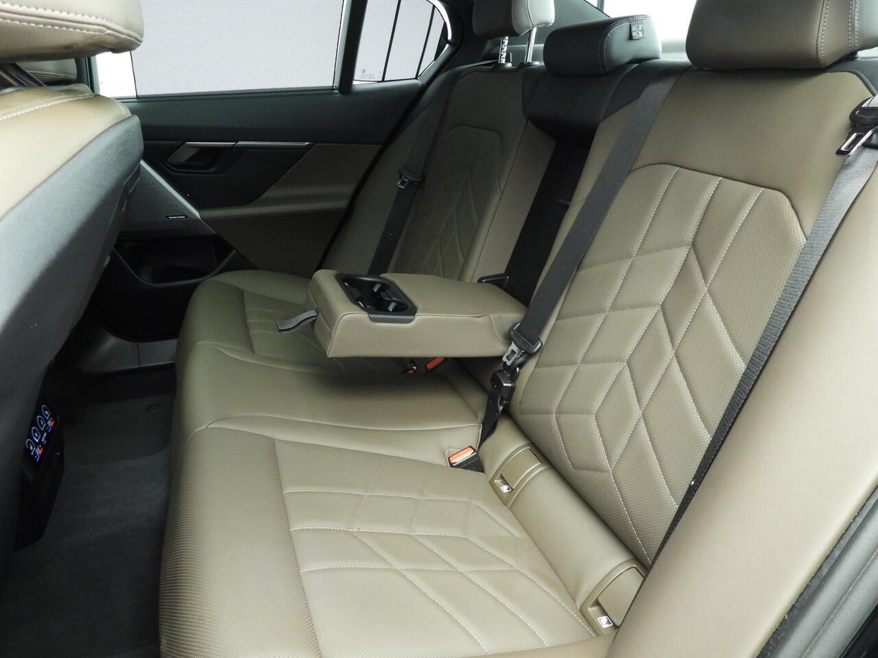 BMW i5 Sedan eDrive40 84 kWh | M-Sportpakket | LED | HUD | Panoramadak | Trekhaak | Active cruise | DAB | Harman-kardon sound | Alu 20 inch