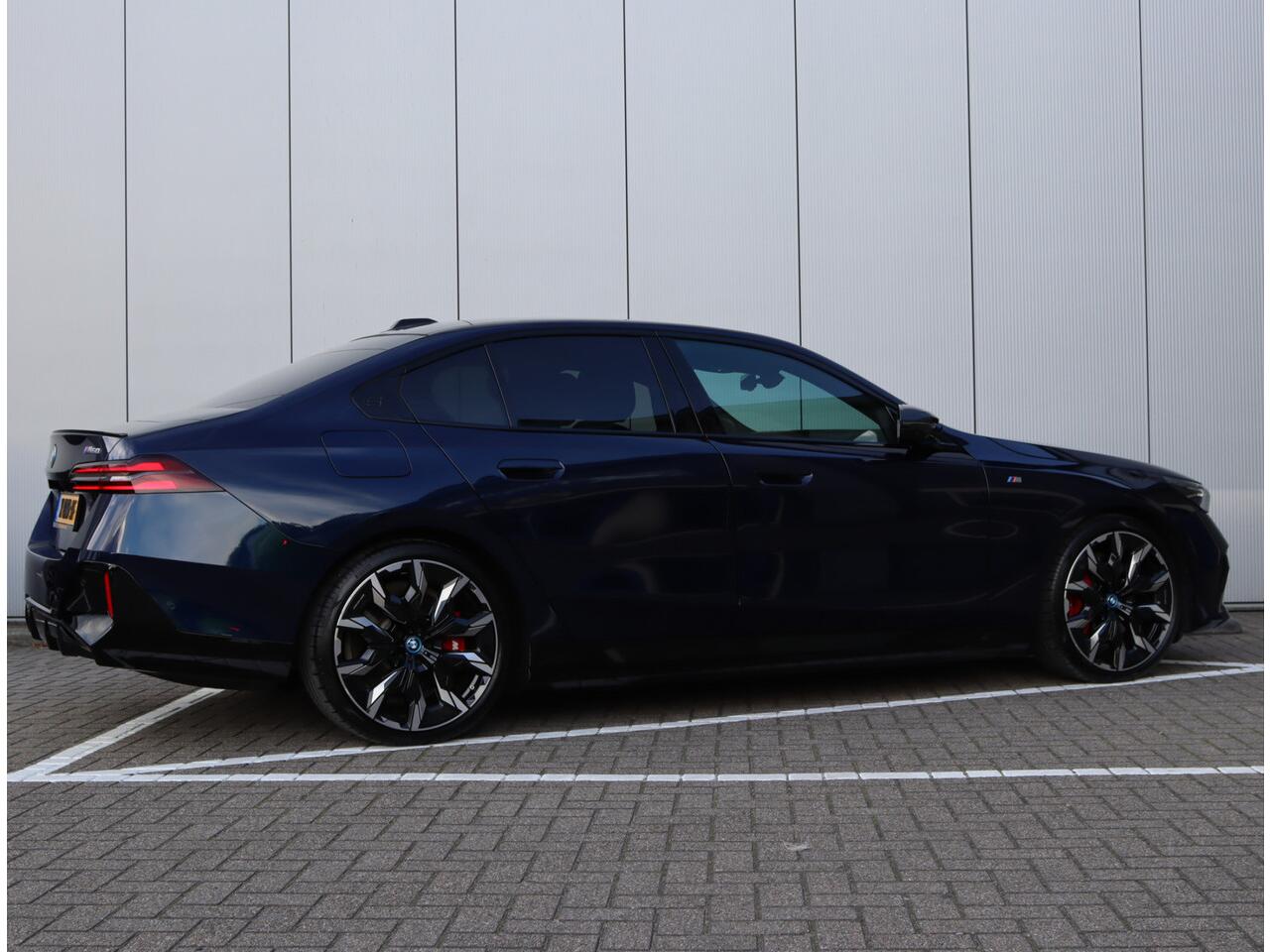 BMW i5 M60 xDrive 84 kWh | Pano | B&W | Achterasbestuuring | Head-Up | NAP