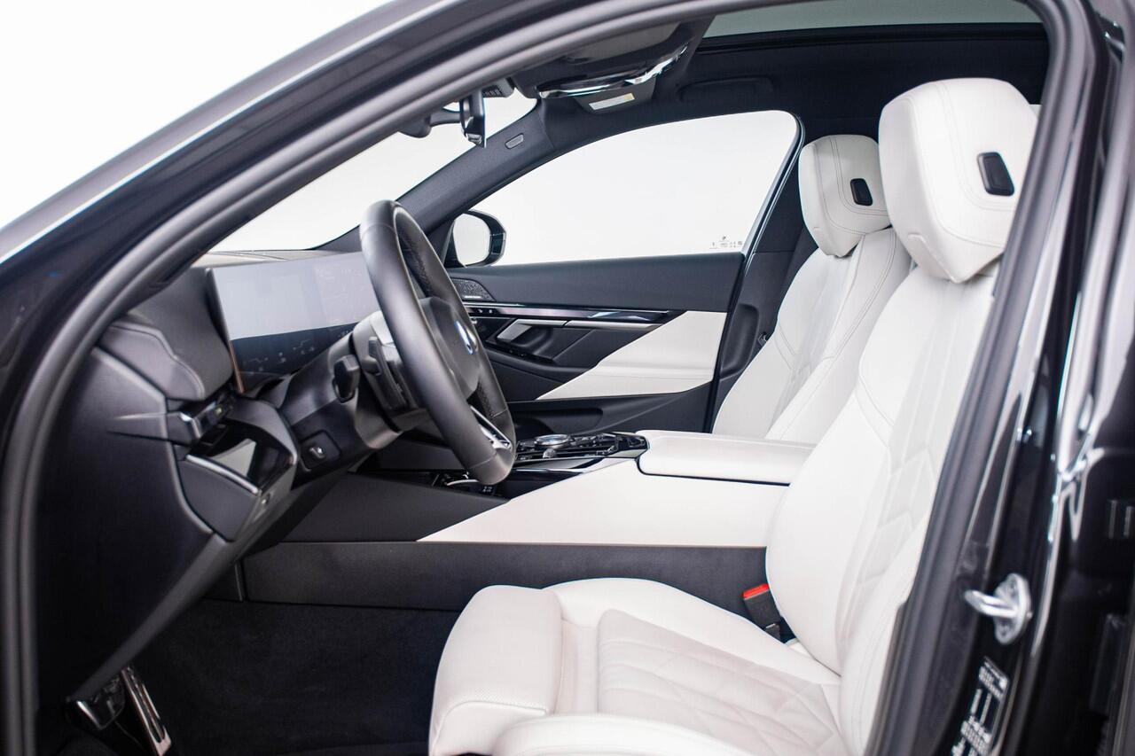 BMW i5 Touring eDrive40 M Sport Edition 84 kWh Trekhaak - Panoramadak - Parking/Driving Professional - Comfort Pack - Harman Kardon - Head up - Comfort Acces - Stuurwielrandverwarming - Active Guard -