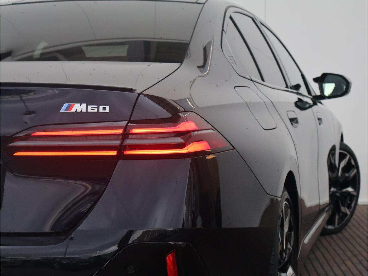 BMW i5 M60 xDrive 84 kWh M-Sportpakket Pro - Bowers & Wilkins - Pano - Driving Assistant Professional - 21" LMV - Stoelventilatie