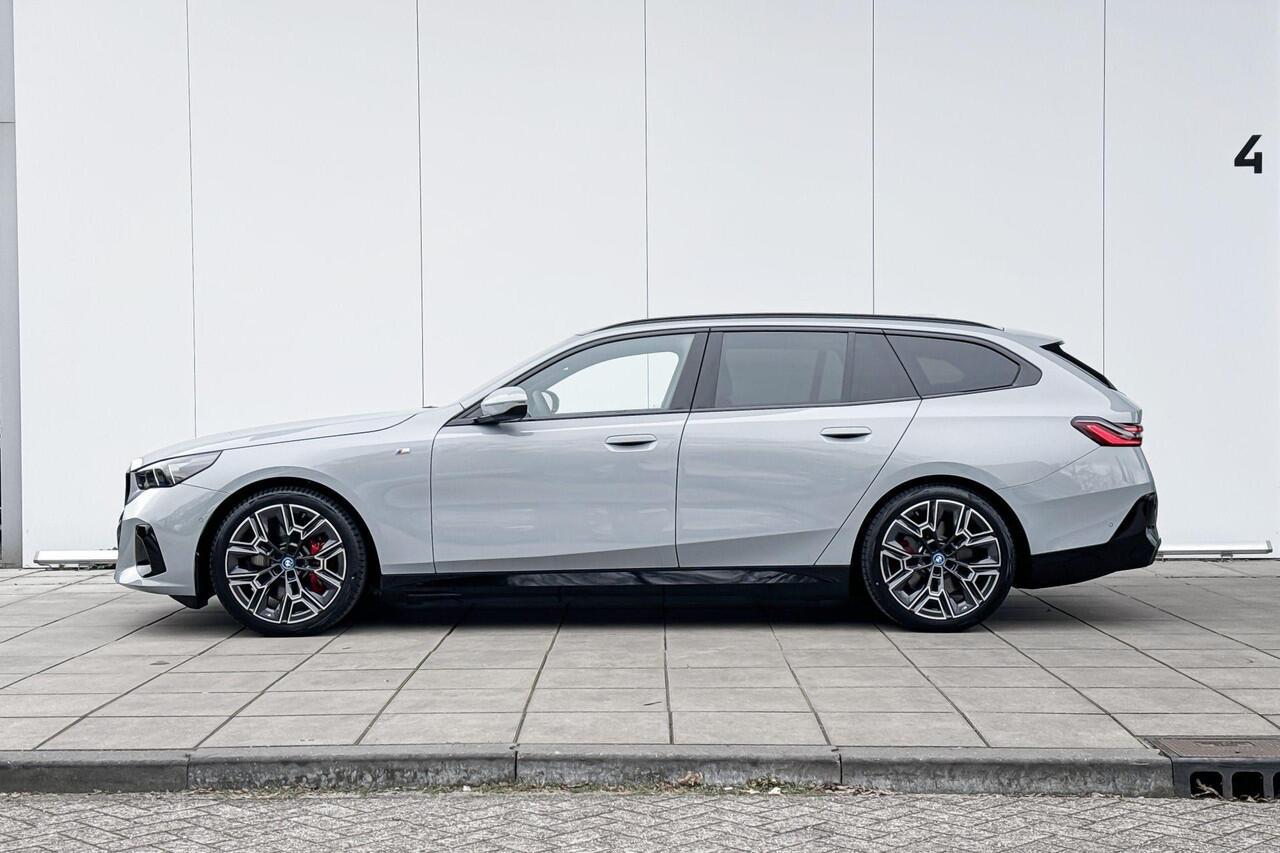 BMW i5 Touring eDrive40 M Sport Pro Glazen Dak / Harman Kardon / Comfortstoelen / Stoelventilatie / Iconic Glow / Getinte ramen / 20 Inch / Selections