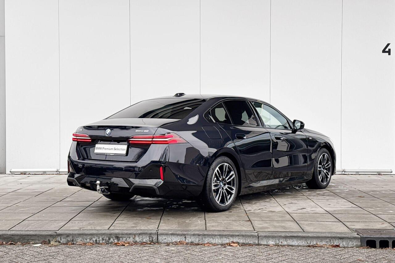 BMW i5 Sedan eDrive40 M Sport Edition / Stoelventilatie / Trekhaak Zwenkbaar / Elektrisch verstelbare stoelen / Stoelverwarming voor en achter / Comfort Acces / Harman Kardon / Selections