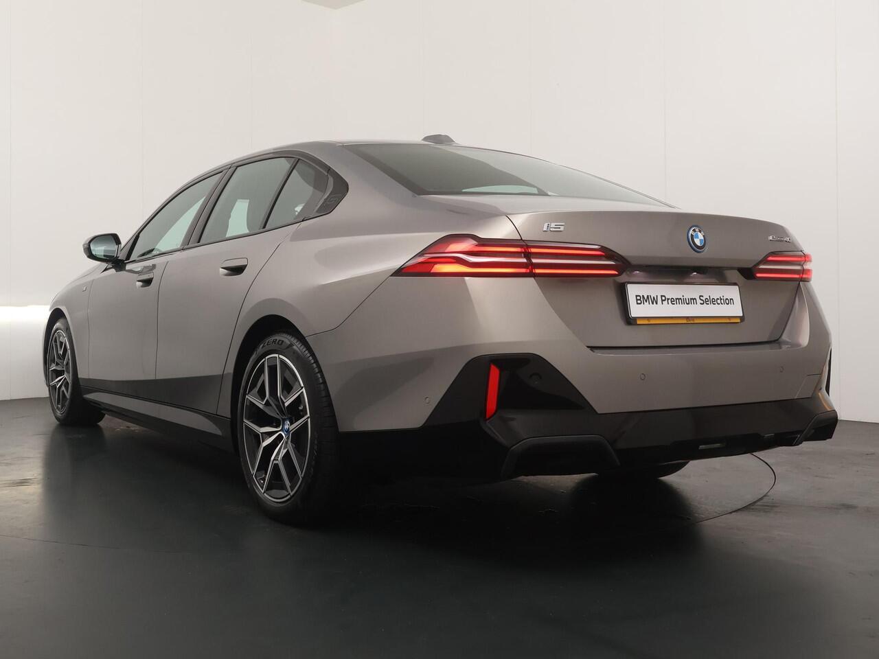 BMW i5 eDrive40 M Sport Edition 84 kWh M Sportpakket | Trekhaak | Driving Assistant plus