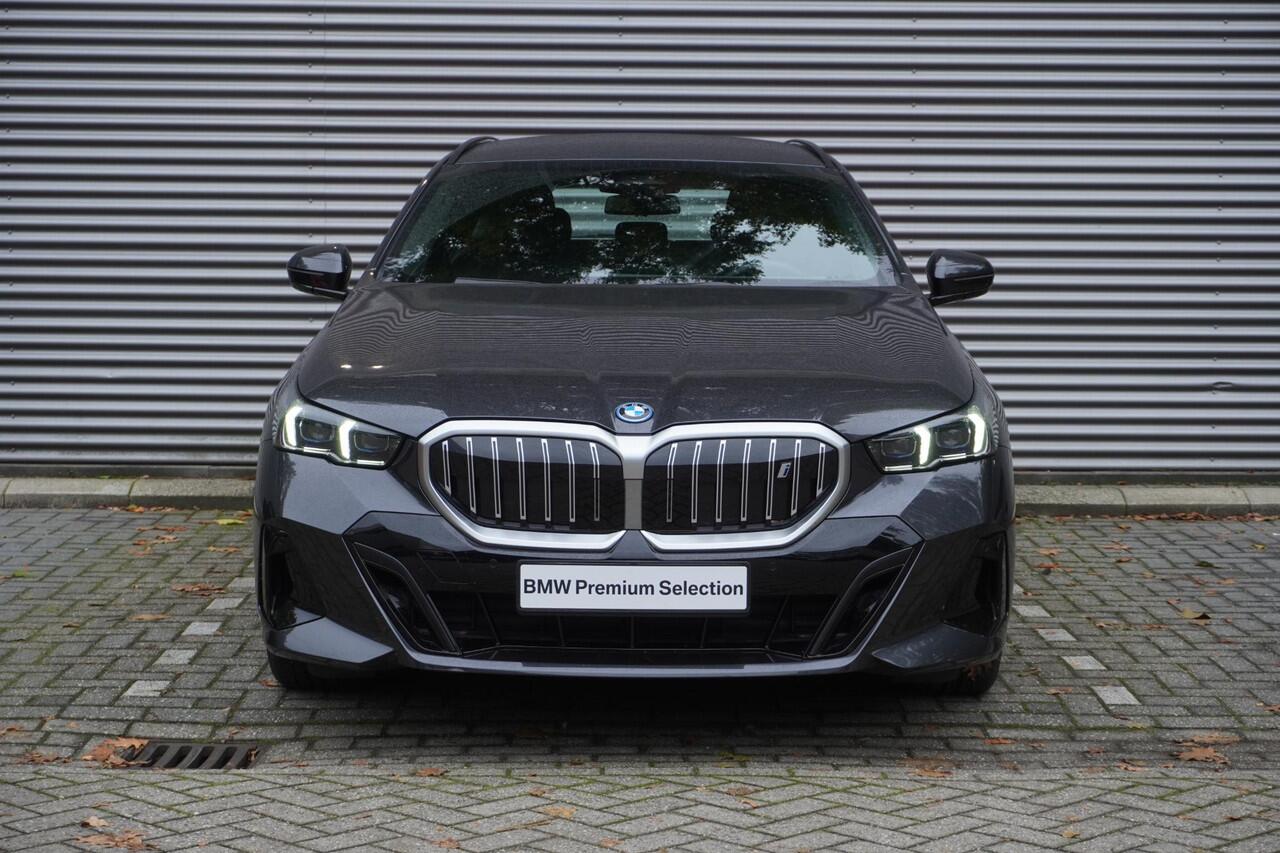 BMW i5 Touring eDrive40 M Sportpakket | Trekhaak met elektrisch wegklapbare kogel | Driving Assistant Plus | Parking Assistant | Alarmsysteem klasse 3