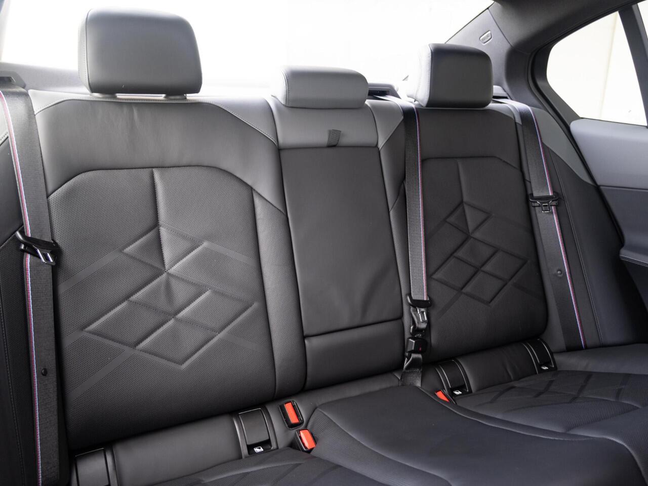 BMW i5 M60 xDrive | M Sportpakket Pro | Innovation Pack | Harman-Kardon | Stoelventilatie | Stuurwielrand verwarmd | Comfort Access | Trekhaak