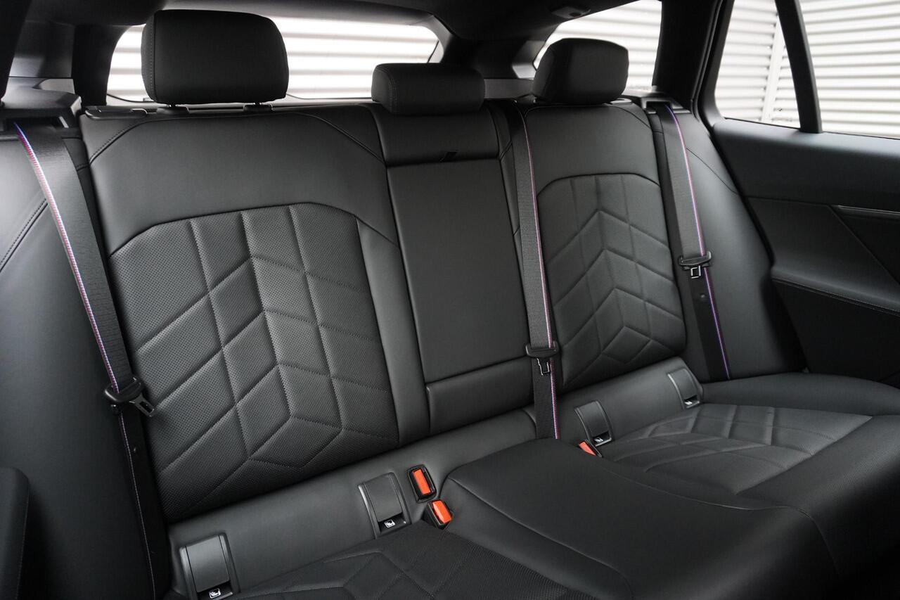 BMW i5 Touring eDrive40 M Sportpakket Pro | Comfort Pack | Trekhaak met elektrisch wegklapbare kogel | Adaptief onderstel professional | Driving Assistant Professional | Harman-Kardon sound system