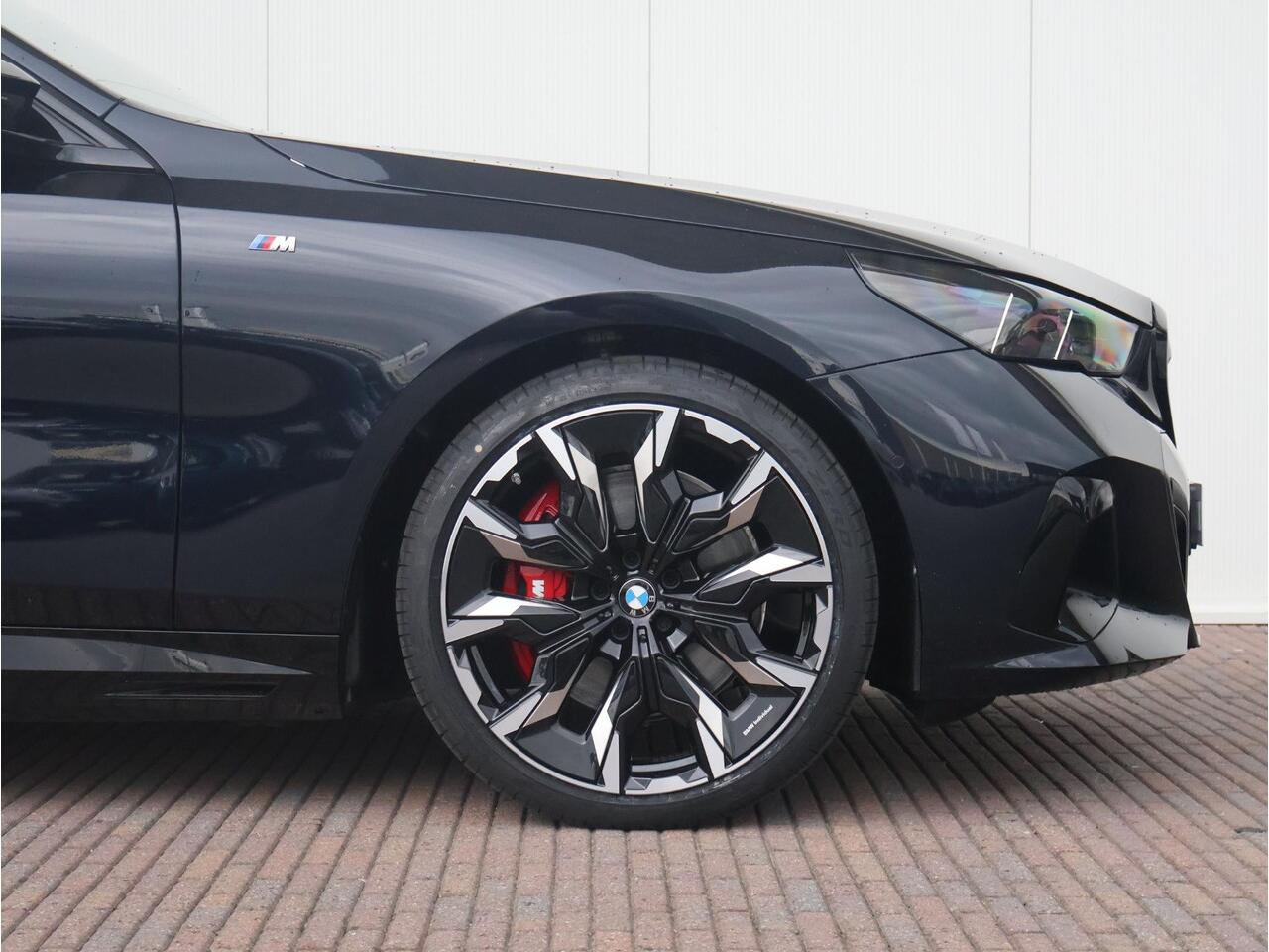 BMW i5 M60 xDrive 84 kWh M-Sportpakket Pro - Bowers & Wilkins - Pano - Driving Assistant Professional - 21" LMV - Stoelventilatie