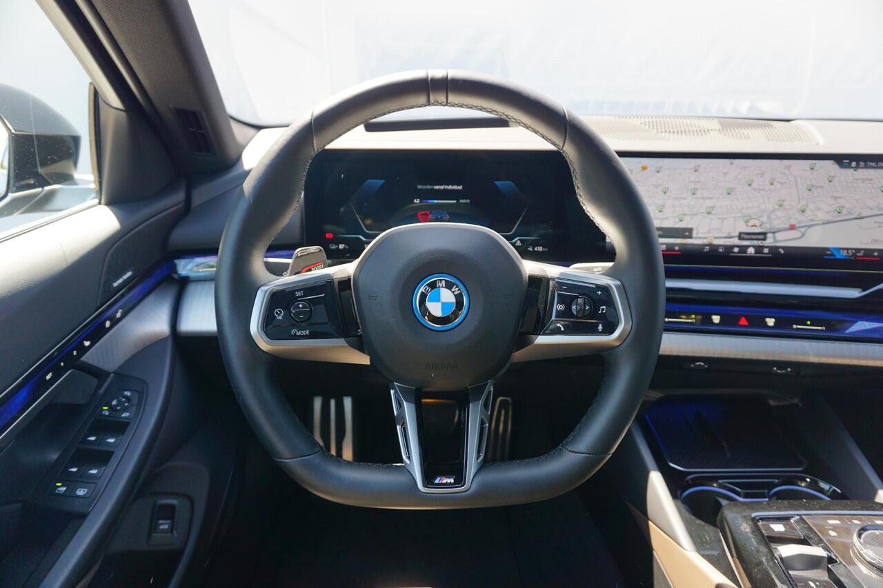 BMW i5 Sedan eDrive40 M Sportpakket 20'' / Panoramadak / Harman Kardon / Stoelventilatie / Trekhaak / Ekris Selection