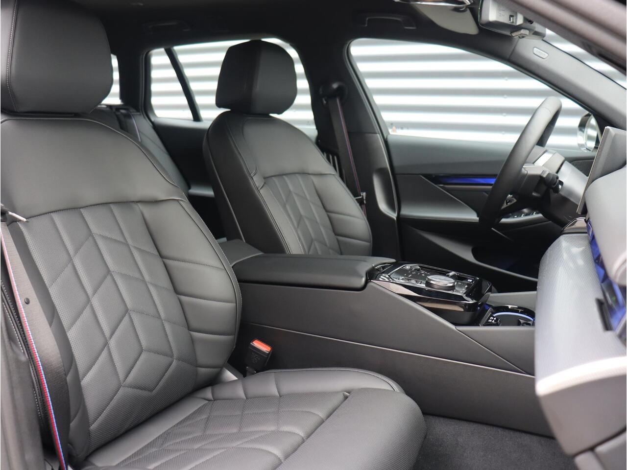 BMW i5 Touring eDrive40 | M Sportpakket Pro | Trekhaak | Driving Assistant Prof. | Adaptief M Onderstel Prof. | Harman Kardon | Head-Up | Parking Assistant Plus | Comfortstoelen | 19'' LMV