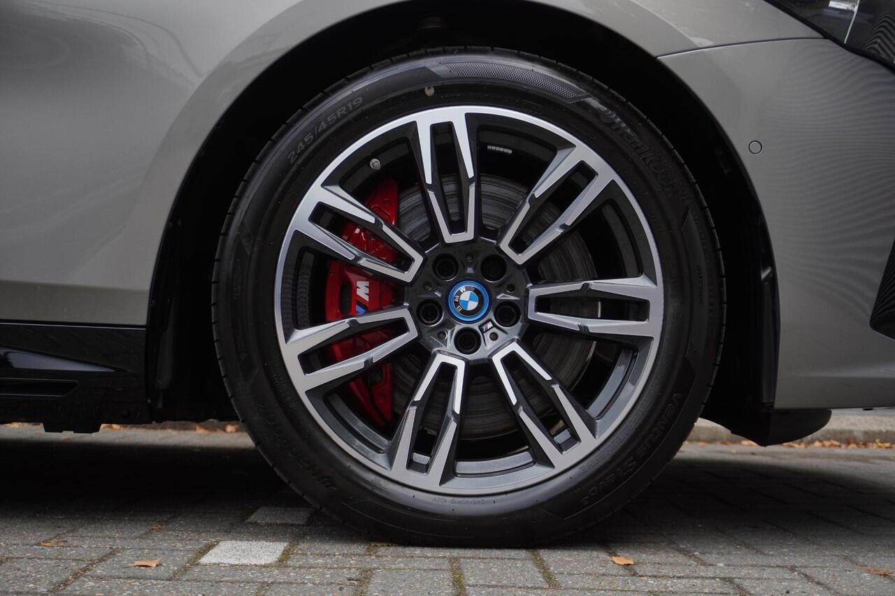 BMW i5 Touring eDrive40 M Sportpakket Pro | Comfort Pack | Trekhaak met elektrisch wegklapbare kogel | Adaptief onderstel professional | Driving Assistant Professional | Harman-Kardon sound system