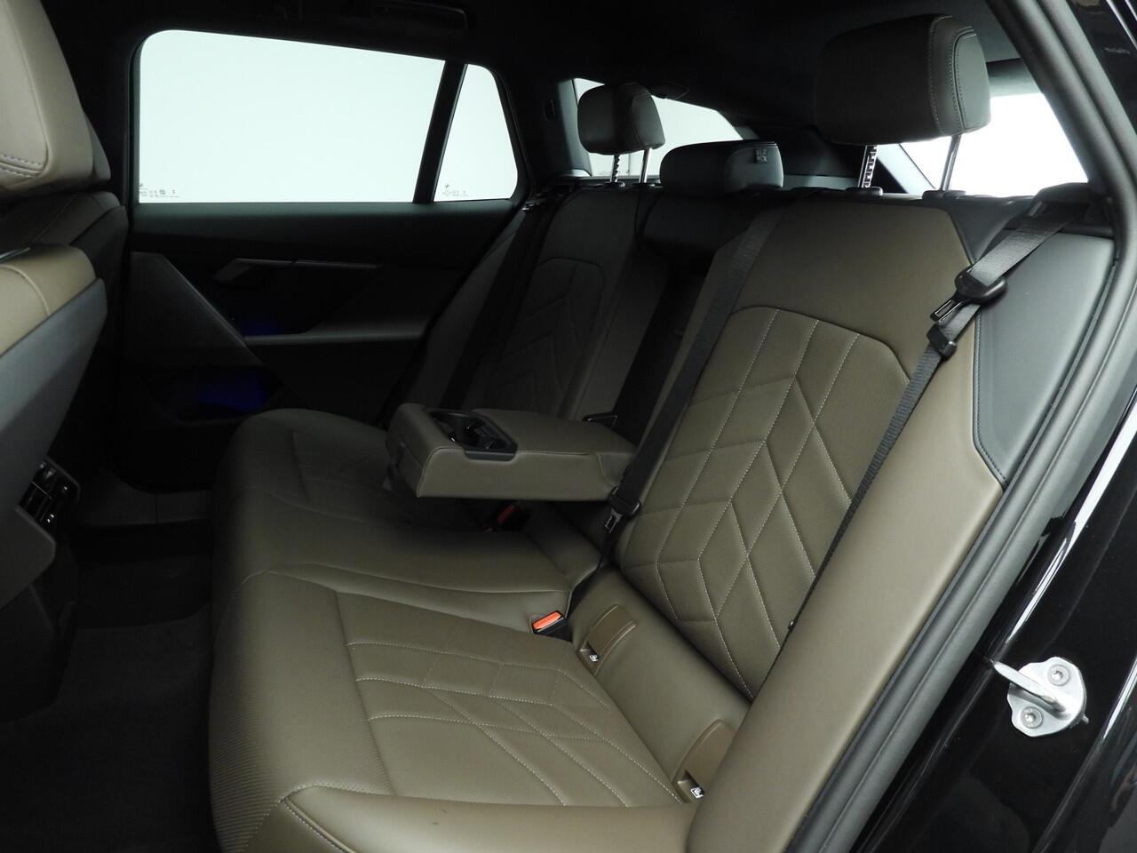 BMW i5 Touring eDrive40 | M-Sportpakket | LED | Leder | Navigatie | Active cruise | Trekhaak | Sportstoelen | DAB | Alu 20 inch