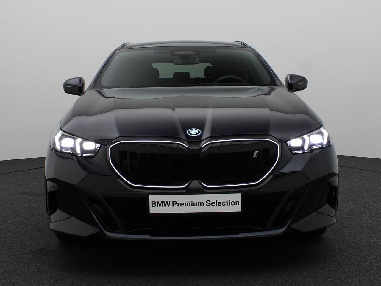 BMW i5 Touring eDrive40 M Sportpakket Pro | Panoramadak | Stoelverstelling elektrisch met memory | Bowers & Wilkins | 20"