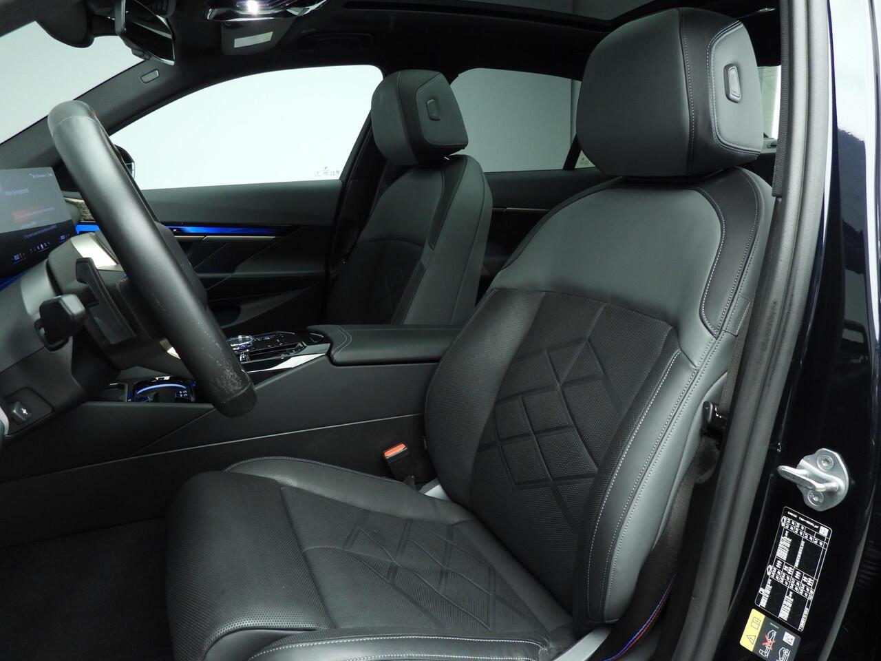 BMW i5 Sedan M60 xDrive 84 kWh | M-Sportpakket | LED | Leder | HUD | Schuifdak | Active cruise | DAB | Bowers @ Wilkins sound | Alu 20 inch