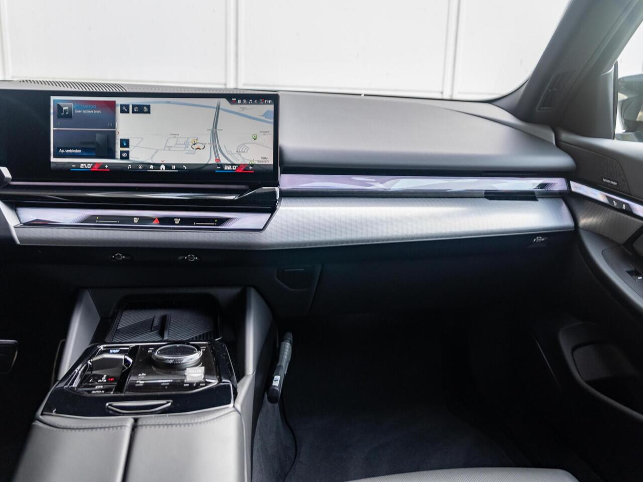 BMW i5 M60 xDrive | M Sportpakket Pro | Innovation Pack | Harman-Kardon | Stoelventilatie | Stuurwielrand verwarmd | Comfort Access | Trekhaak