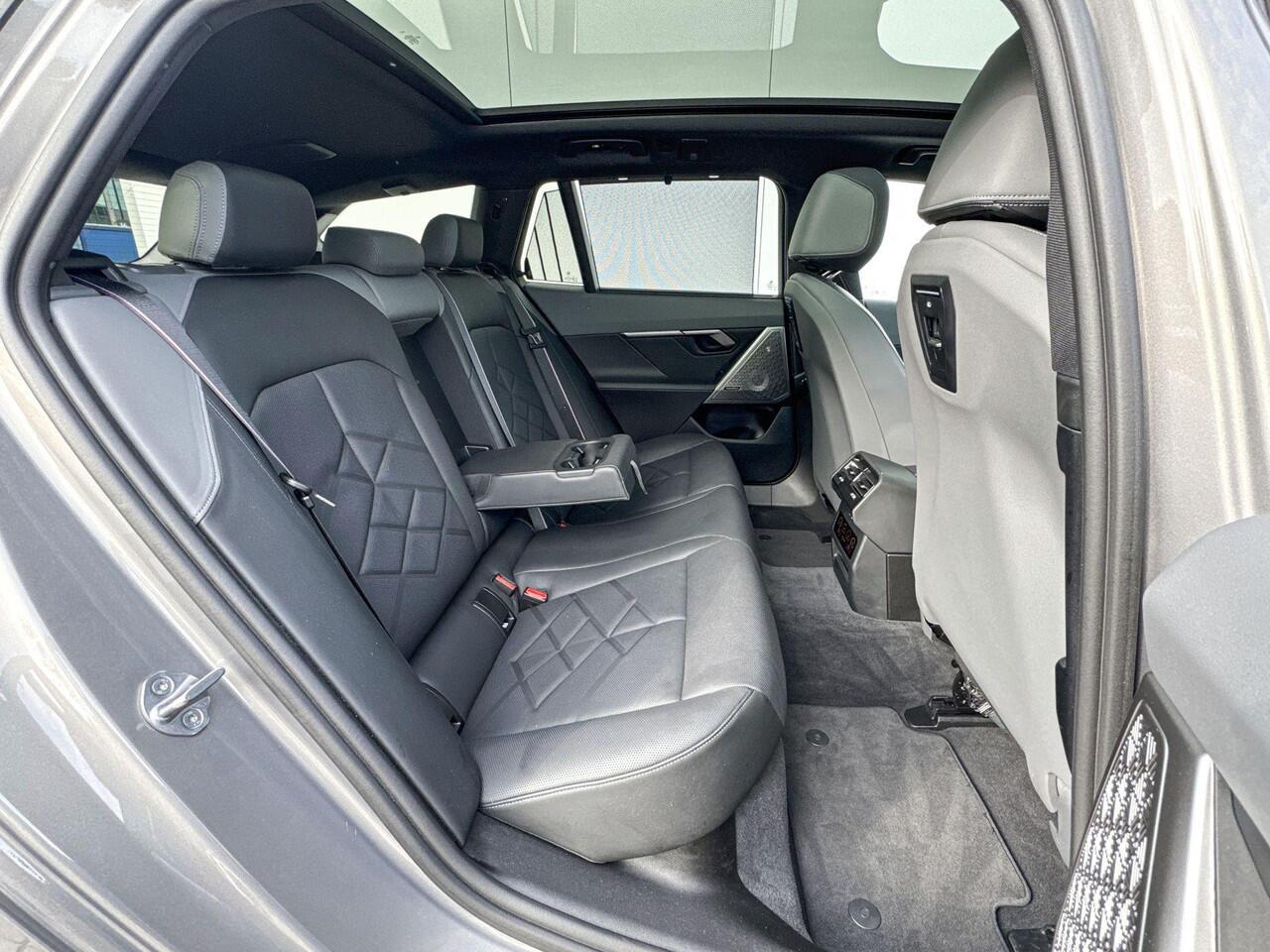 BMW i5 Touring M60 xDrive 84 kWh 21 Inch / Stuurwielrand verwarming / Stoel verwarming Voor & Achter / Comfort Acces / Electrische Zwenkhaak / Ionic Glow Exterieur pakket / Panorama Dak / Getinte Ramen / Stoelventilatie / Driving Assistant Prof / Parking Assist